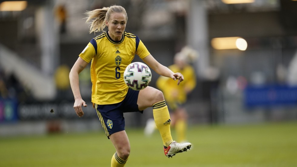 Magdalena Eriksson, här under tisdagens VM-kvalmatch mot Irland, vill att domarna på damsidan ska hänga med bättre i utvecklingen.