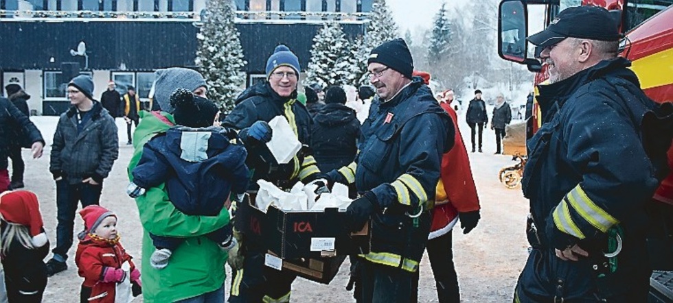 Brandmännen Ulf Hultman, Bosse Andersson och Jörn Lorenzen vara snabba med utdelningen.