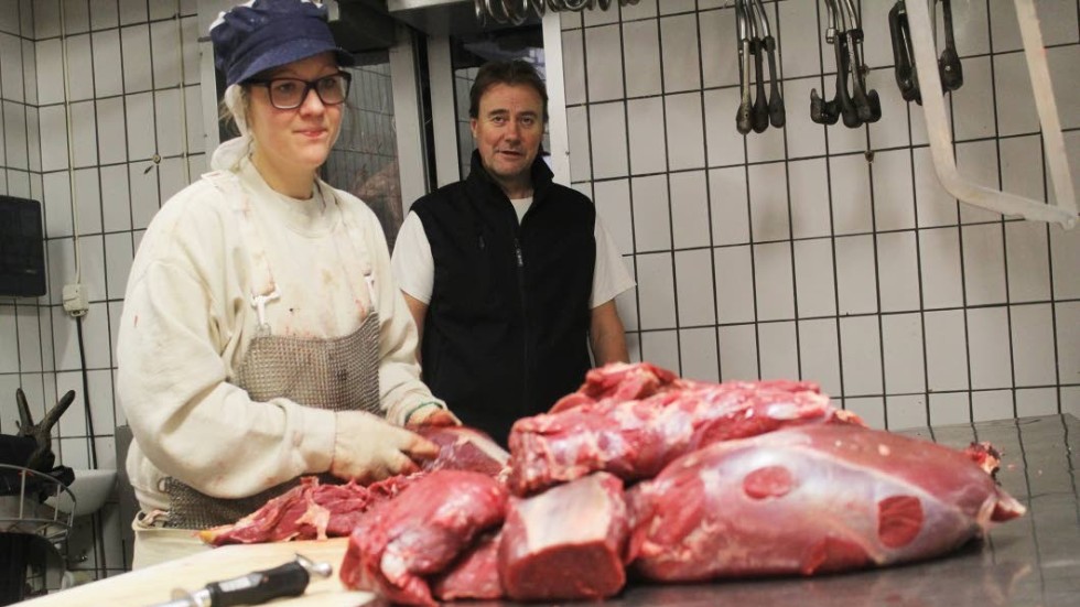 Julia Thel är en av tre anställda på Dackebygdens kött, utöver ägarna Robert och Lena Litzén.