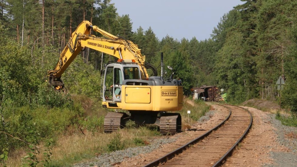 Bärgningsarbetet är i gång. En grävmaskin håller på att bygga den tillfälliga väg som behövs för att kranbilarnaska komma fram och lyfta upp tåget.