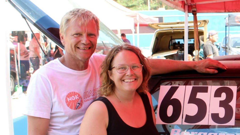 Therese Berggren tillsammans med sin man Johnny berggren framför bilen hon kör.