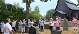 Mycket historia på kyrkogårdsvandring