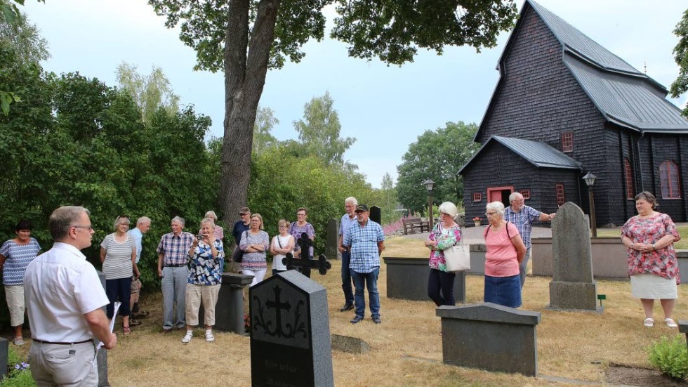 Ett tjugotal personer kom till kyrkogårdsvandringen i Frödinge.