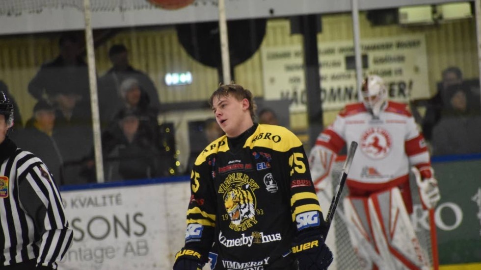 HV71-lånet Joakim Stjern Svensson fick matchstraff nästan direkt efter ett slagsmål.