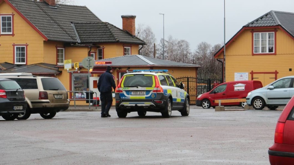 Efter en biljakt i centrala Hultsfred greps en man i 25-årsåldern som försökt köra ifrån polisen. Mannen misstänks nu för olovlig körning.