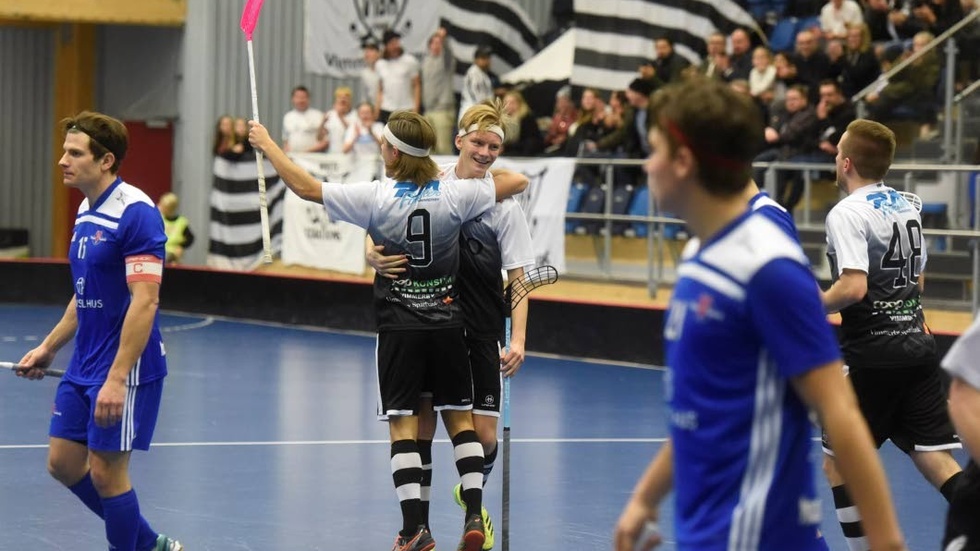 Melvin Hemmingsson gratuleras av Jonatan Green efter sitt 1-1-mål mot Vetlanda.