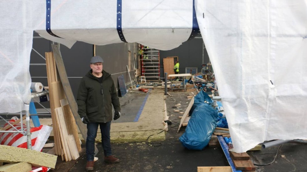 Niklas Holmqvist lättar på tältduken och berättar om bygget som tagit form därinnanför. Ett 80 kvadratmeter stort hus som ska bli ambulanspersonalens nya lokaler.