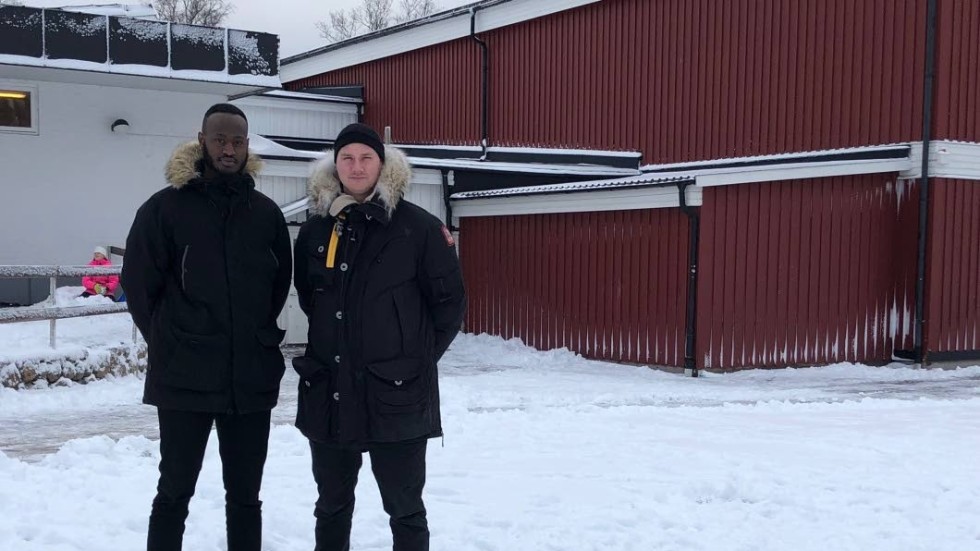Ungdomslotsarna Kenny Ntungane och Fredrik Creutz leder lördagshänget i Mariannelund.