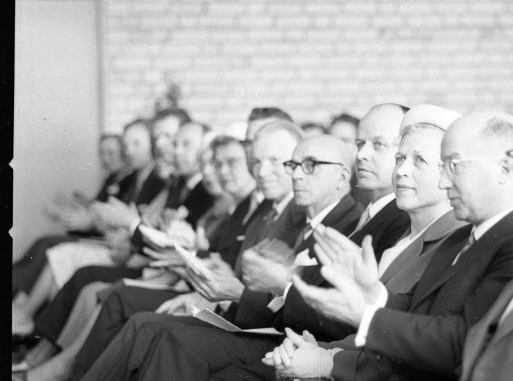 Vid invigningen av Risbrinksskolan i maj 1960 satt honoratiores på första bänken. Från höger ses landshövding Per Eckerberg, fru Inga Eckerberg, statsrådet Ragnar Edman och stadsfullmäktiges ordförande Carl Johansson.