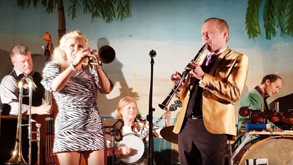 Gunhild Carling family big band förvandlar via en jazzig blues tillfälligt Toverum till New Orleans under ett av sina framträdanden i IOGT-NTO:s lokal för ett antal år sedan. 