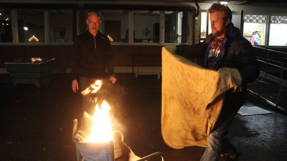 I tur och ordning provade alla deltagare på att släcka en kudde som fattat eld. Här är det Jonas Kristedal Asp.