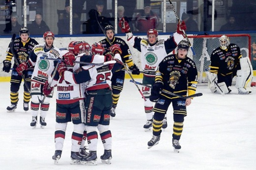 VH-depp. Vimmerbyspelarna deppar efter Kristianstads 3-2-mål, som kom halvvägs in i matchen. Efter det orkade inte Vimmerby Hockey resa sig igen.