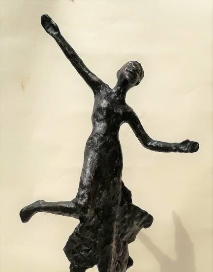 Skulptur av Monica Sandell föreställande en glädjedans.