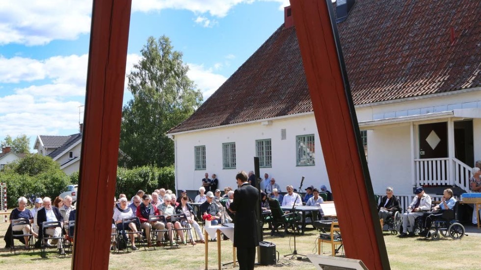 Många besökare kom på friluftsgudstjänsten bakom Församlingshemmet.