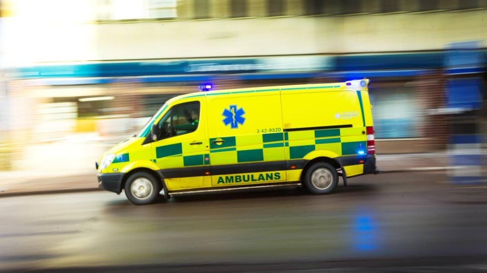 En man fick föras med ambulans till sjukhus efter en arbetsplatsolycka i Eksjö.