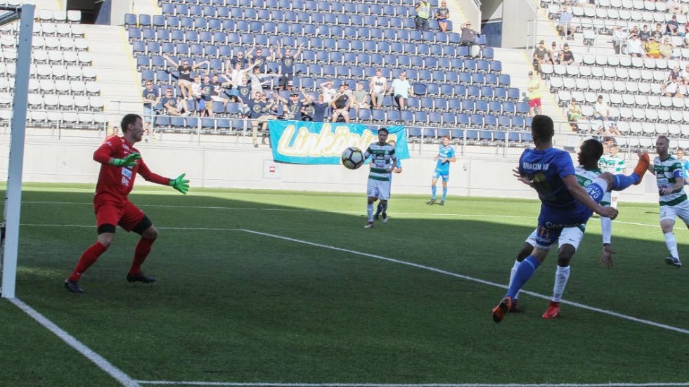 Linköping Citys Esat Jashari nickar in 1-0 i toppmötet mot Västerås.