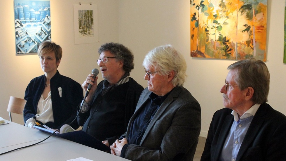 Konstens villkor diskuterades i helgen av, från vänster: Helena Scragg, Bo Olls, Sievert Sjöberg och Urban Hansson. Såväl panel som publik hade samlats i utställningen "Under samma tak" på Östergötlands museum. Foto: Anders Lindkvist.