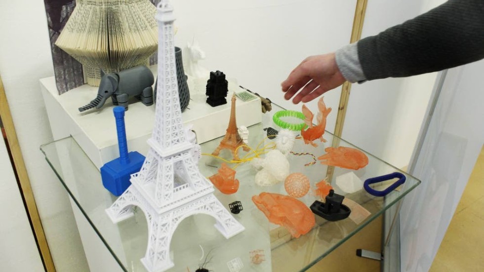 Produkter i plast från 3D-skrivarna på Linköpings makerspace.