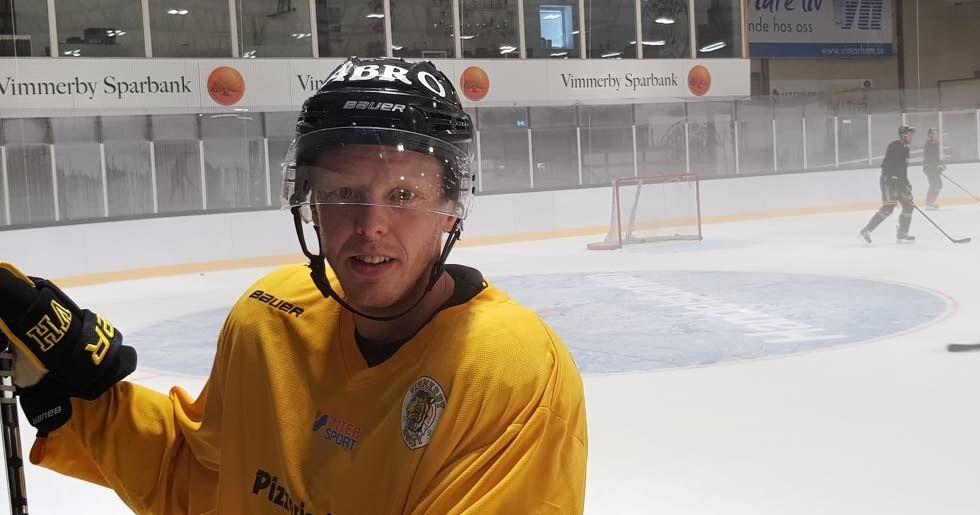 Förre VIK:aren Pierre Gustavsson har gått på is med sitt nya lag.