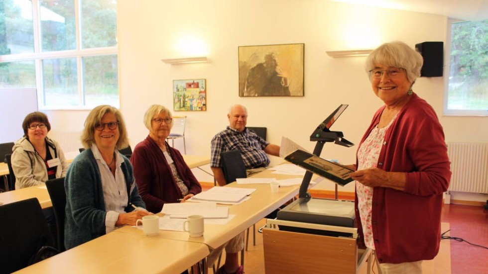 Margareta Lundkvist, Kristina Johansson, Gunilla Strandh och Åke Falk får lära sig mer om gammal skrivstil av Margareta Roupe Wester.