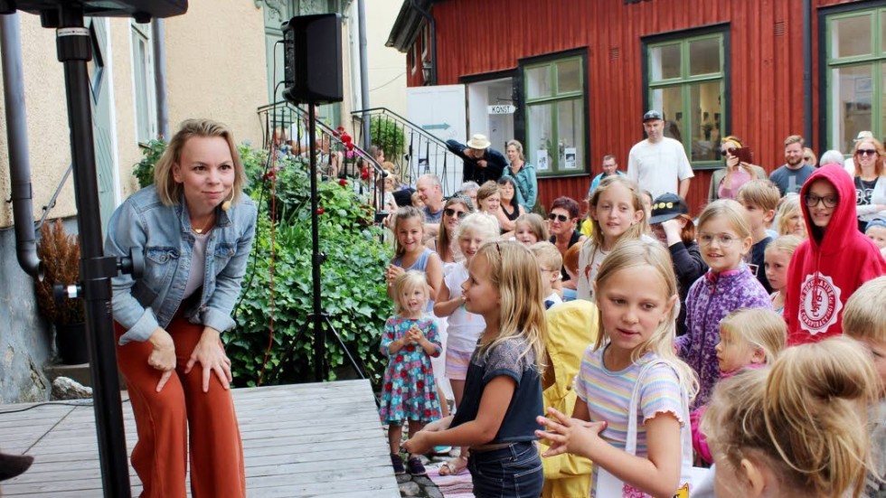 Nina Hjelmkvist fick igång hela publiken.