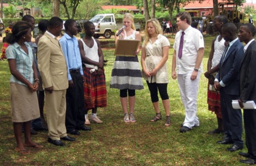 Vimmerbyungdomar på besök i Mukono 2012. De överlämnar insamlade pengar till ungdomsrådet och borgmästaren i Mukono. Nu är situationen dessvärre en helt annan i Uganda.