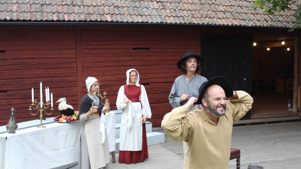 Cecilia Björk, Anna Graf, Olof Näslund och Joakim Ahlstrand i en av scenerna.
