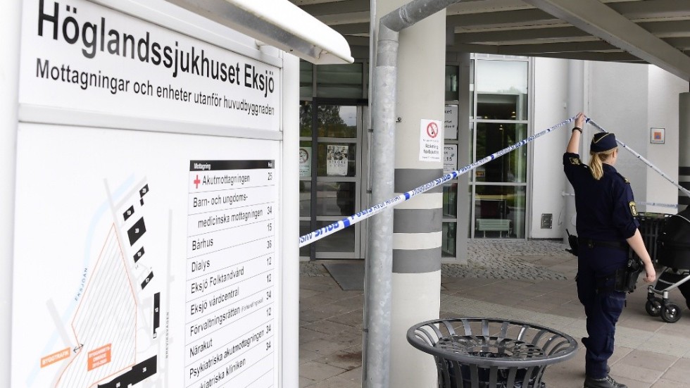 EKSJÖ 20150815
Höglandssjukhuset i Eksjö är avspärrat efter att flera personer har förts till sjukhus med allvarliga skador efter ett misstänkt grovt våldsbrott på torsdagsmorgonen
Foto: Mikael Fritzon / TT kod 62360