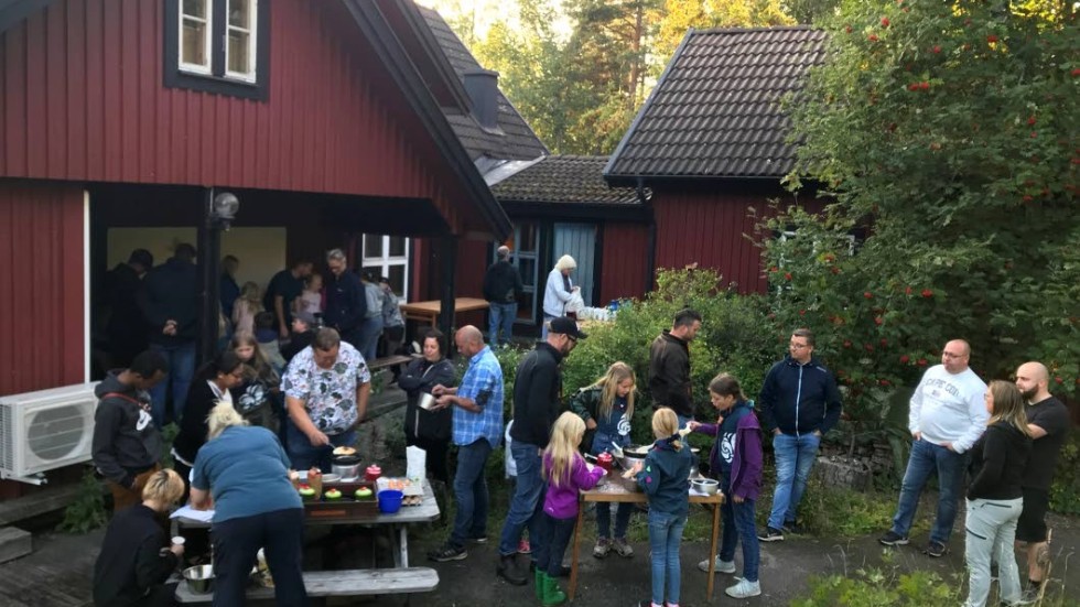 Ungefär 70 personer, barn och föräldrar samlades vid scoutgården i Kisa under måndagskvällen.