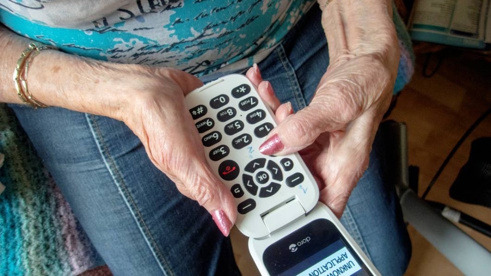 En äldre kvinna från Kisa lurades, via telefonen och sitt mobila bank-id, på 100 000 kronor under onsdagskvällen.