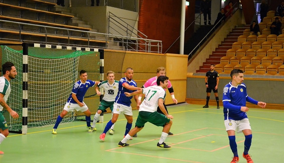 Norrköping Futsal Klubb öppnade säsongen starkt med seger mot Hammarby. Här är blåklädda NFK-spelarna i action mot stockholmarna. Foto: Pär Augustsson, Norrköping Futsal Klubb.