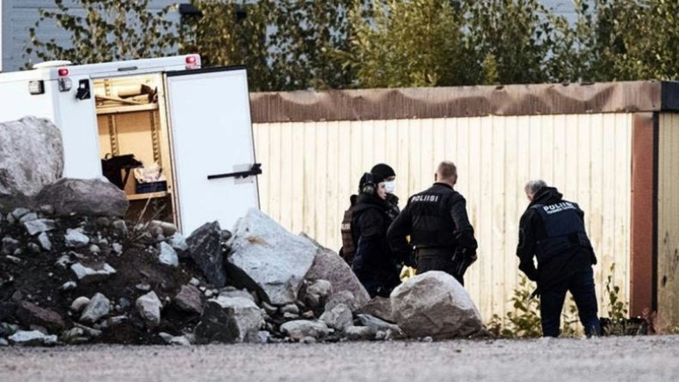 Två poliser skottskadades i Borgå i Finland natten mot söndag.