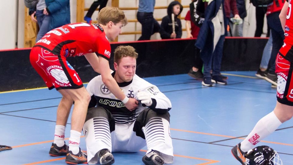 Många medspelare och motståndare var framme och tröstade Joakim Claesson efter dramat i Åsundahallen.