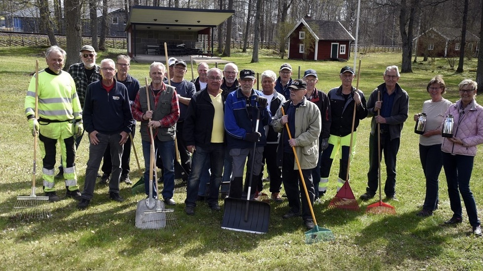 Hela gänget som var samlat i veckan för att vårstäda Brunnsparken. Foto: Magnus Strömsten