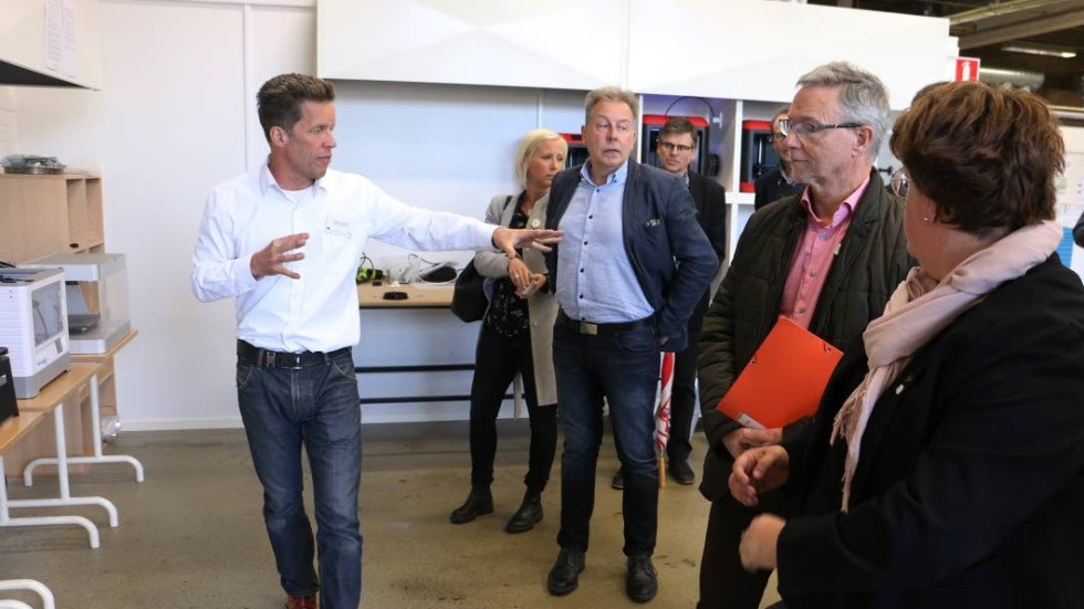 Utbildningsledare och platschef Joakim Svensson berättade engagerat om arbetet med addditivt teknikcentrum.
