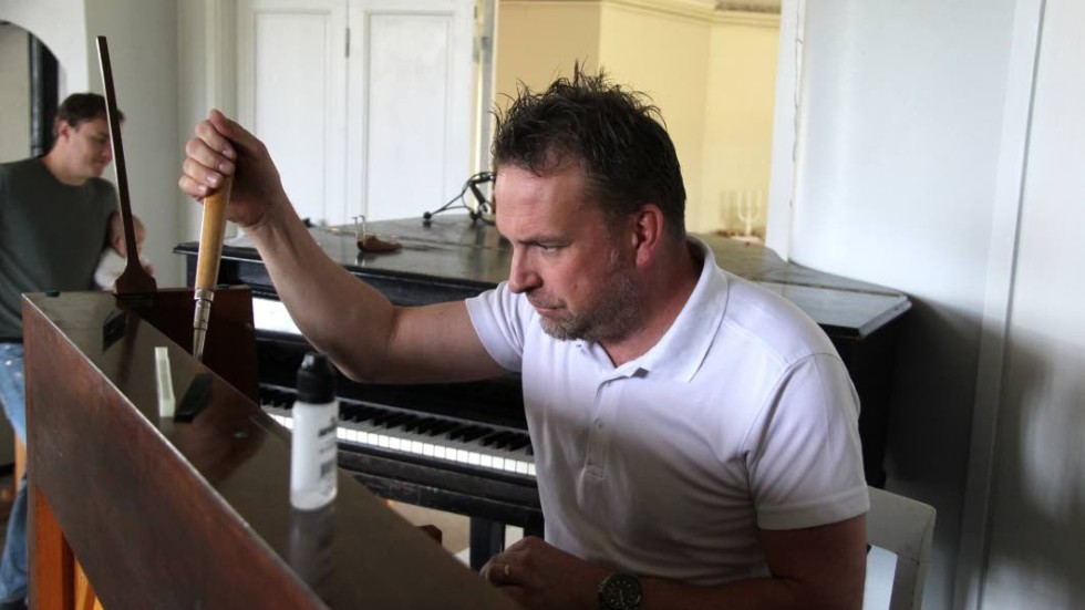 Under samma dag som intervjun ägde rum fanns pianoteknikern från Rimforsa, Fredrik Thorstensson, på plats för att stämma pianot inför konserten den 25:e juli.