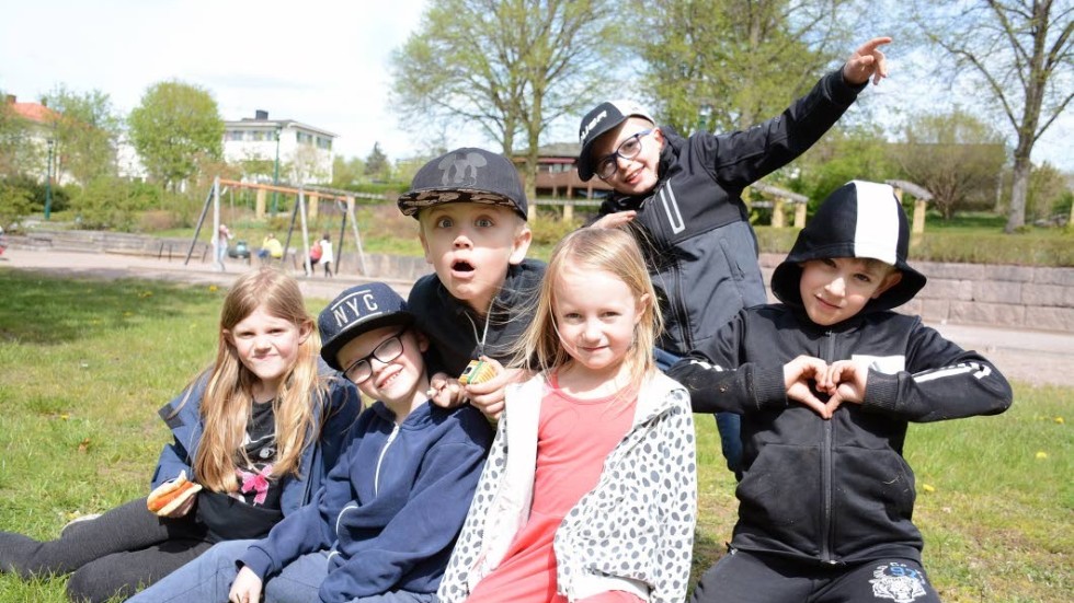 Kort rast i gräset innan det är dags för nya upptåg för några av de barn som firade Fritidshemmens dag i Källängsparken.