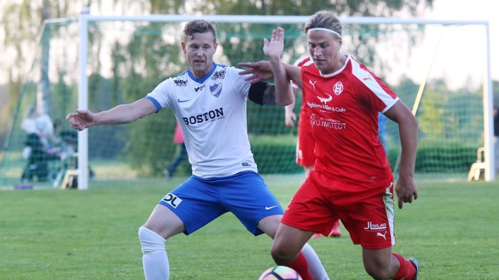 IFK Tunas Oskar Eriksson, i vit tröja, tycker om att spela på olika positioner.