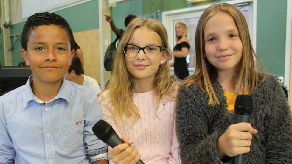 Femteklassarna Richard Quimbay Altamar, Emelie Karlsson och Clara Arvidsson tog på sig det viktiga jobbet att sköta presentationen i ALMA-showen, både på engelska och svenska.