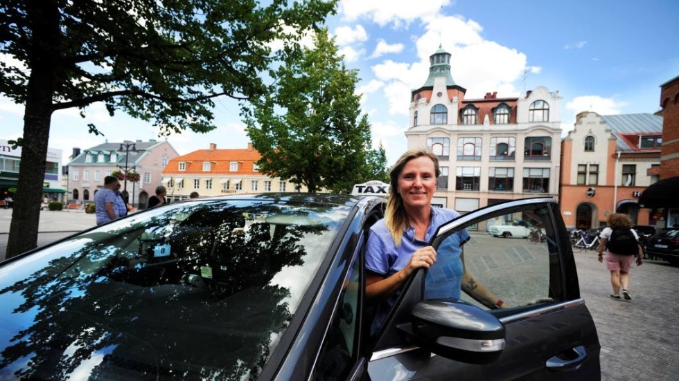 Taxichauffören Eva Ankarvall älskar att möta människor och älskar att köra bil.