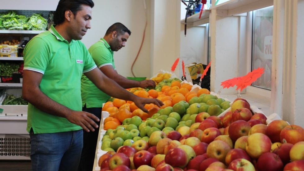 Nezar Hamad och Majd Alahmad snyggar till i frukthyllorna. Snart flyttas frukt- och gröntavdelningen till en större avdelning.