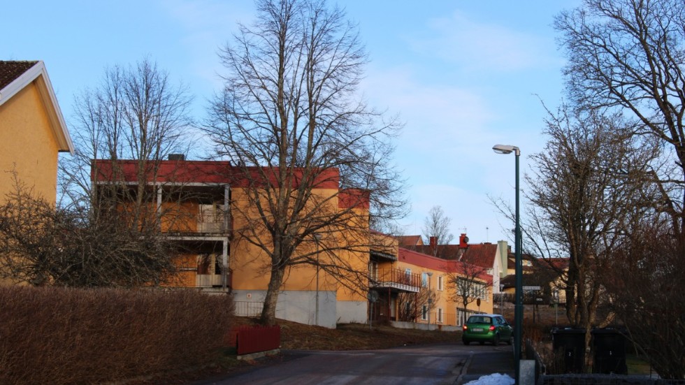 2018 slog privatpersoner larm till Miljö- och byggnadsnämnden om att fastigheten på Smedjegatan blivit "ett ödehus" och tillhåll för ungdomar.