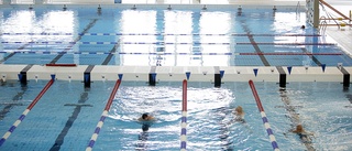 Simklubben försvårar för barn att gå i simskolegrupp