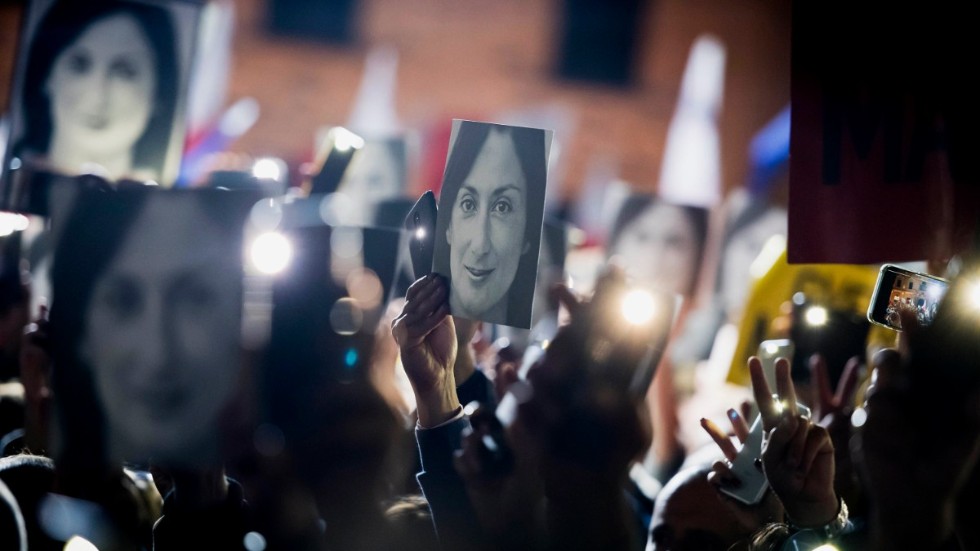 Demonstranter på Malta 2017 håller upp bilder på den mördade kriminaljournalisten Daphne Caruana Galizia.