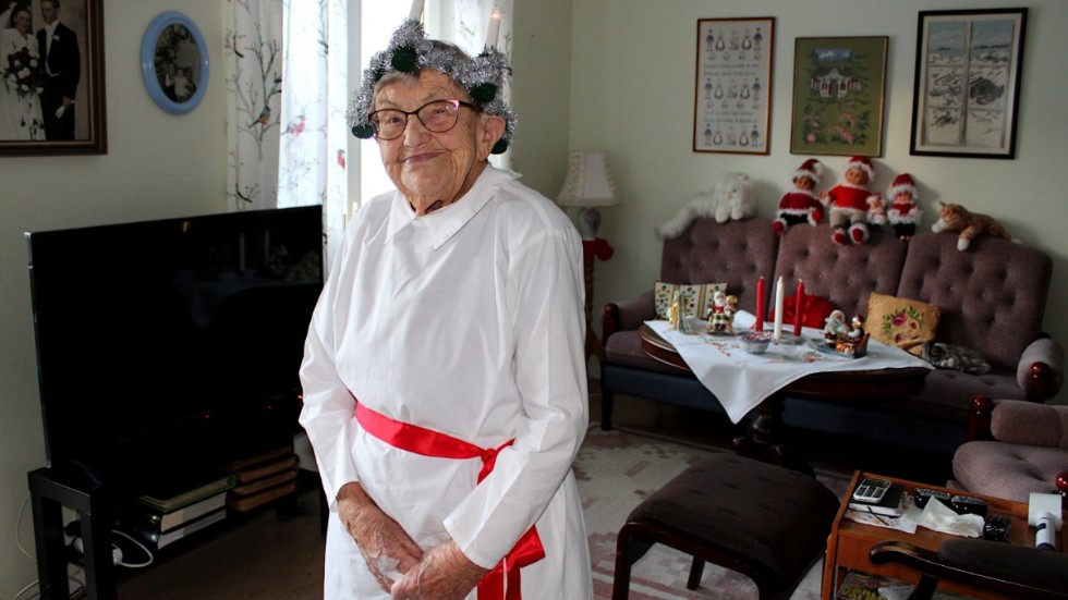 Vimmerby Tidning besökte Maj-Britt Ekström på tisdagseftermiddagen. Då tog hon på sig ljuskronan och lucialinnet för andra gången. Första gången hon gjorde det i sitt 98-åriga liv var på luciadagen i år.