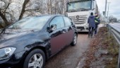 Lastbil och övningskörare i krock på E4 – personbil fick snurr