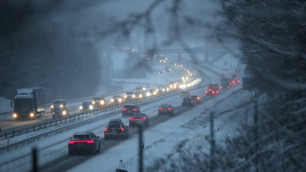 "En vårdslös attityd i trafiken innebär en direkt fara för alla som arbetar med att hålla vintervägarna säkra och framkomliga" skriver debattskribenten.