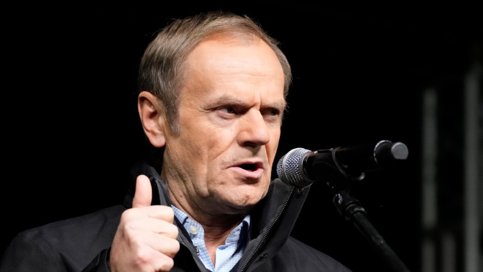 Donald Tusk, tidigare framträdande EU-ledare, och nu ledare för Polens största oppositionsparti Medborgarplattformen, höll tal under söndagens demonstration mot en hårt kritiserad medielag.