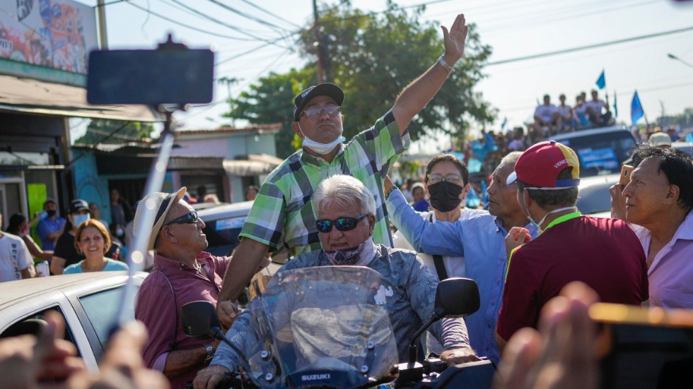 Oppositionskandidaten Sergio Garrido far fram och vinkar till anhängare i staden Barinas, i delstaten med samma namn. Han var inte oppositionens förstahandsval, men flera kollegor har stoppats.