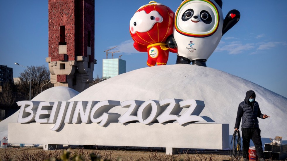 Den officiella OS-maskoten Bing Dwen Dwen (till höger), här i sällskap av den officiella Paralympics-maskoten Shuey Rhon Rhon, nära Olympiaparken Olympic Green i Peking. Arkivbild.